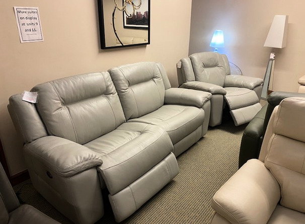 LYDSTEP ELECTRIC RECLINER 3 SEATER AND 1 ELECTRIC RECLINER CHAIR GREY £1799 (SWANSEA SUPERSTORE)