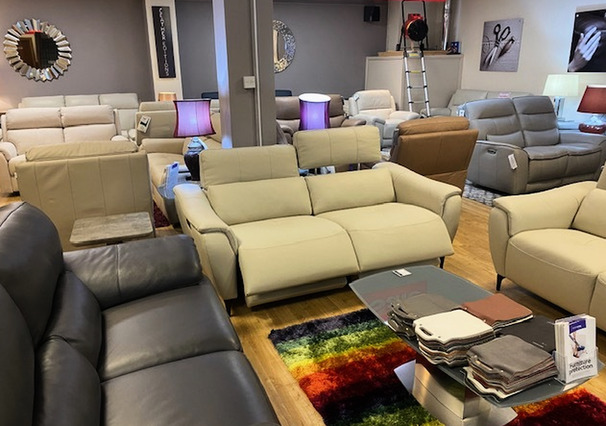 SACA ELECTRIC RECLINER 3 SEATER AND STATIC 2 SEATER IVORY £3799 (SWANSEA SUPERSTORE)